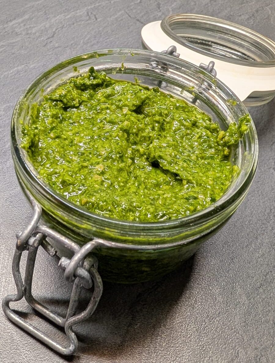 Glas mit veganem Bärlauch-Pteso