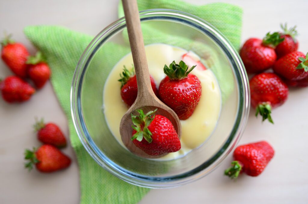 Vanillepudding mit Erdbeeren